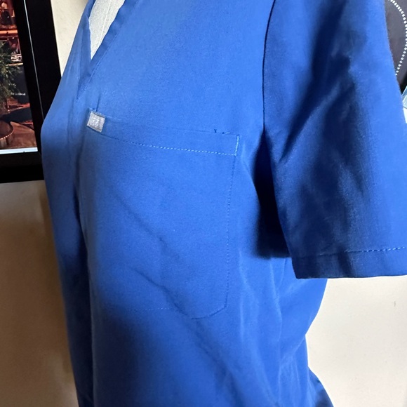 FIGS Technical Collection Women’s Blue Scrubs Top. Size Medium - Picture 3 of 7